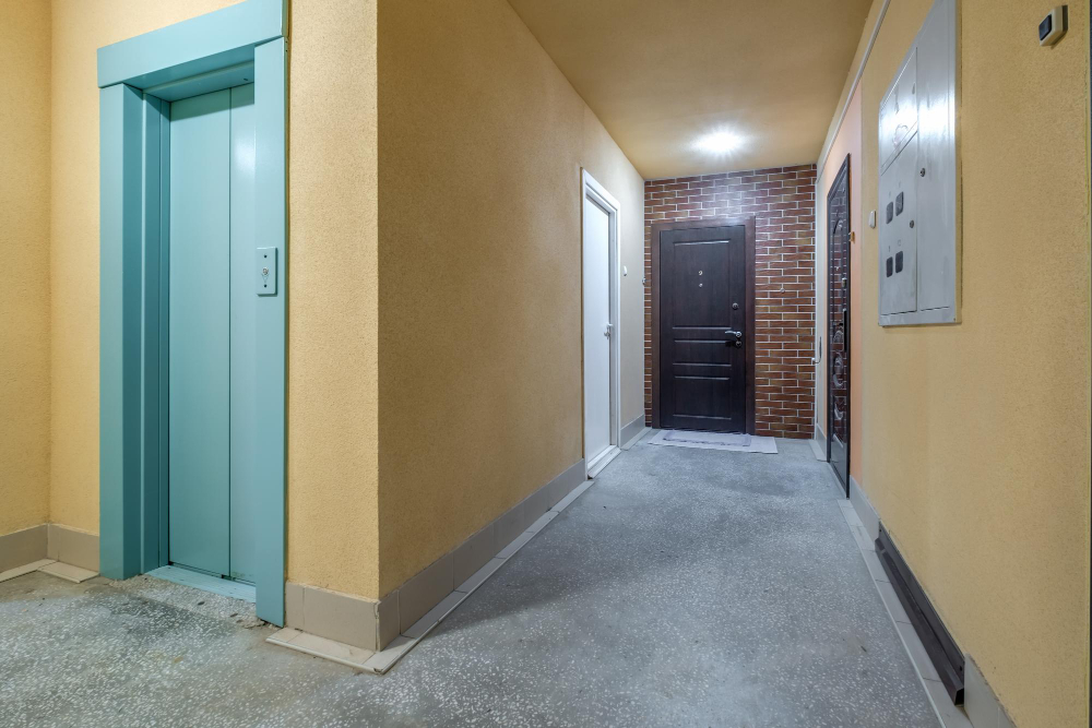 Čist i uredan ulaz stambene zgrade posle profesionalnog upravljanja