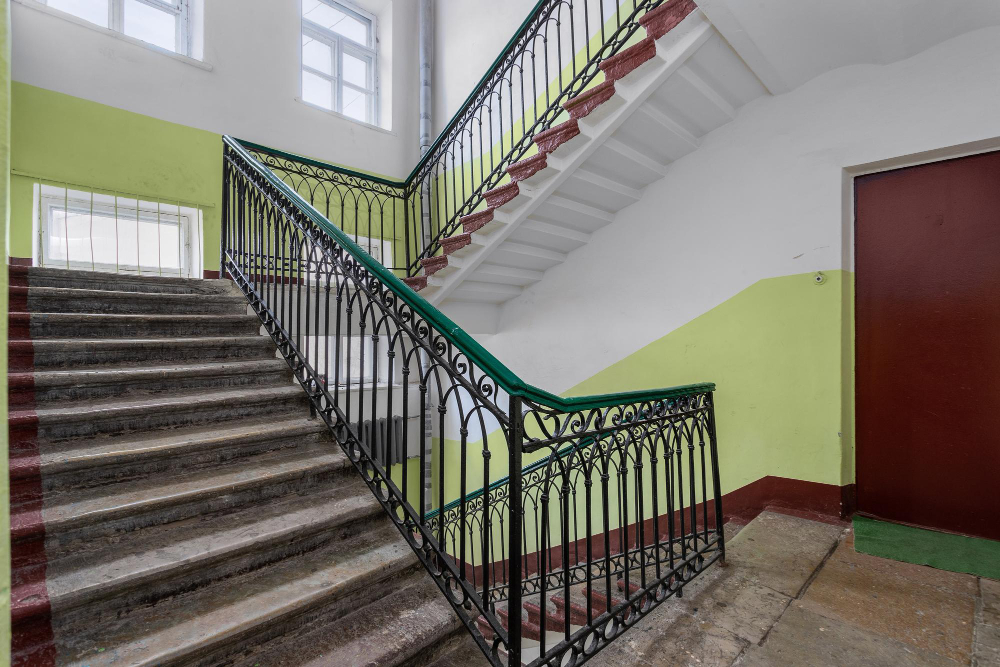 Zapušten ulaz stambene zgrade u Beogradu